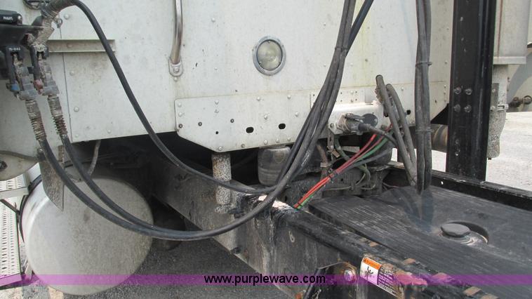 image for item J8556 2006 Freightliner Columbia  semi truck