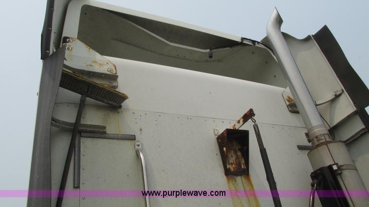 image for item J8556 2006 Freightliner Columbia  semi truck