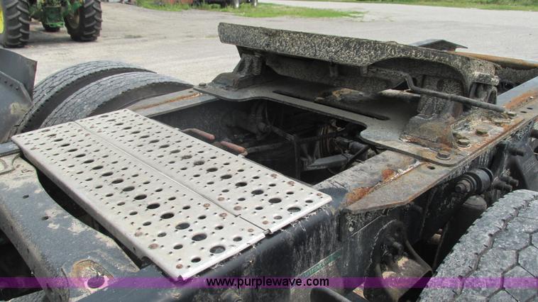 image for item J8556 2006 Freightliner Columbia  semi truck