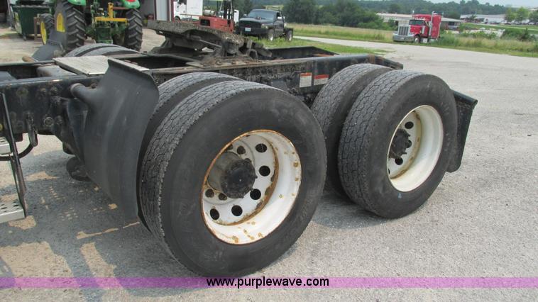 image for item J8556 2006 Freightliner Columbia  semi truck