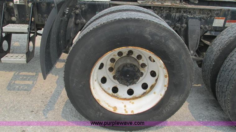 image for item J8556 2006 Freightliner Columbia  semi truck