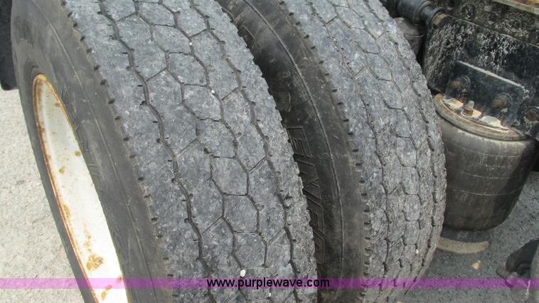 image for item J8556 2006 Freightliner Columbia  semi truck