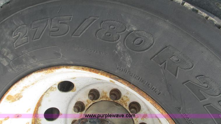 image for item J8556 2006 Freightliner Columbia  semi truck