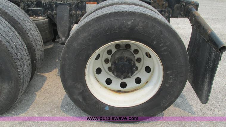 image for item J8556 2006 Freightliner Columbia  semi truck