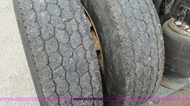 image for item J8556 2006 Freightliner Columbia  semi truck