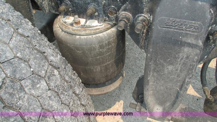 image for item J8556 2006 Freightliner Columbia  semi truck