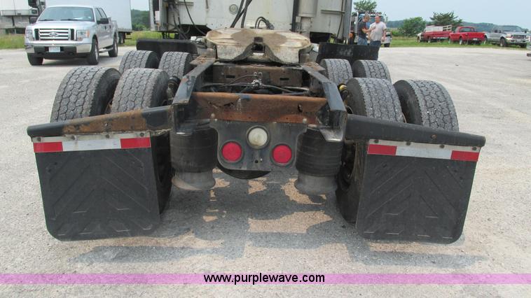 image for item J8556 2006 Freightliner Columbia  semi truck