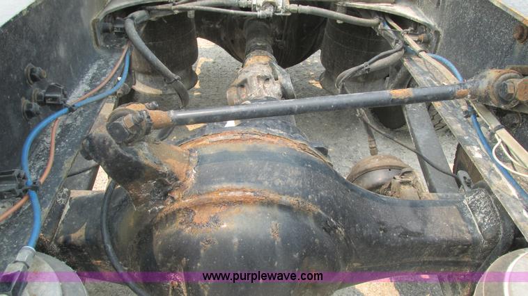 image for item J8556 2006 Freightliner Columbia  semi truck