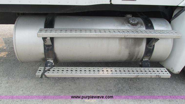 image for item J8556 2006 Freightliner Columbia  semi truck