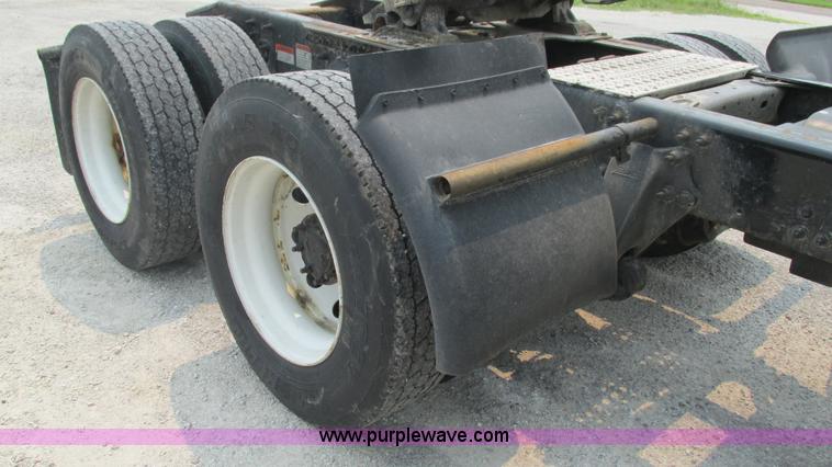 image for item J8556 2006 Freightliner Columbia  semi truck