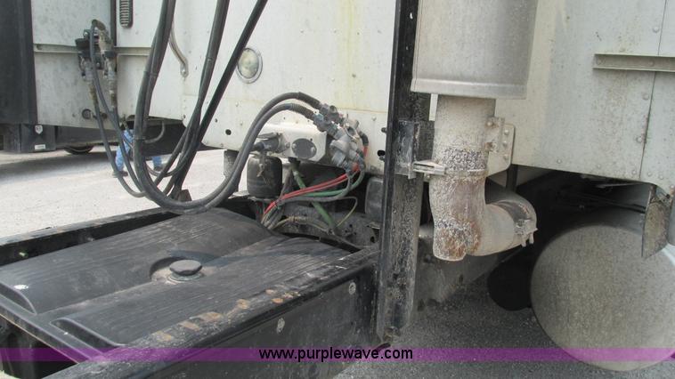 image for item J8556 2006 Freightliner Columbia  semi truck