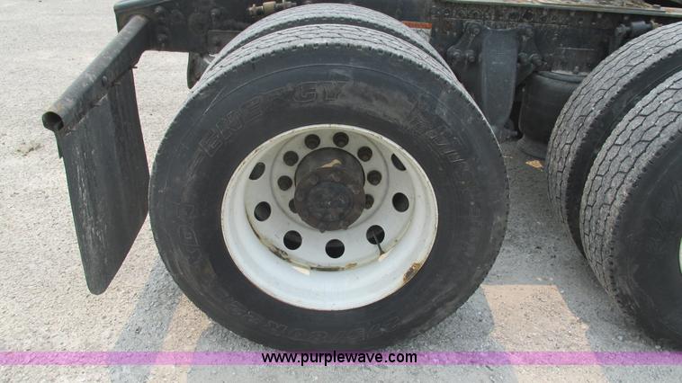 image for item J8556 2006 Freightliner Columbia  semi truck