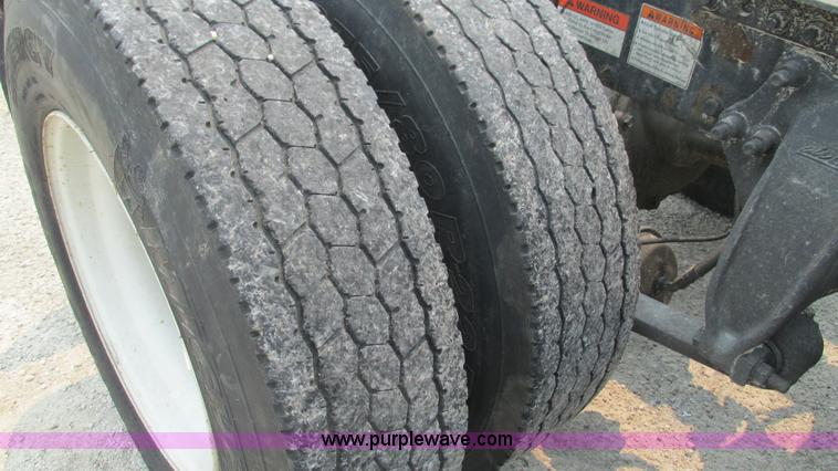 image for item J8556 2006 Freightliner Columbia  semi truck