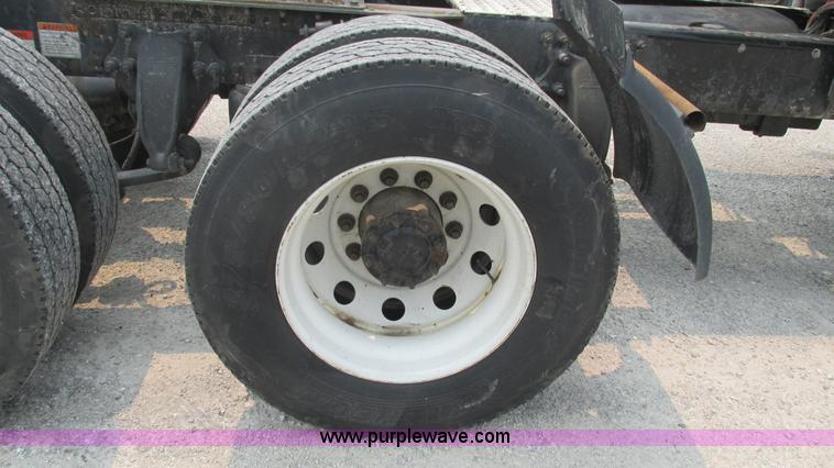 image for item J8556 2006 Freightliner Columbia  semi truck