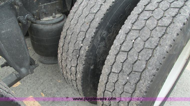 image for item J8556 2006 Freightliner Columbia  semi truck