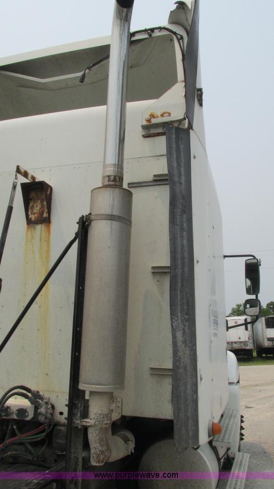 image for item J8556 2006 Freightliner Columbia  semi truck