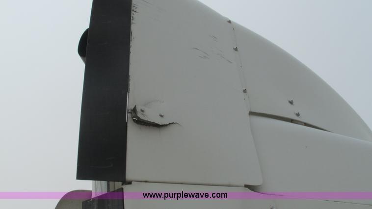 image for item J8556 2006 Freightliner Columbia  semi truck