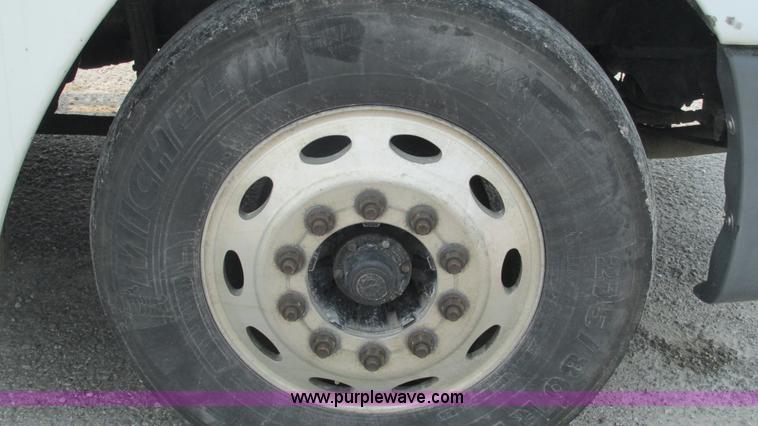 image for item J8556 2006 Freightliner Columbia  semi truck