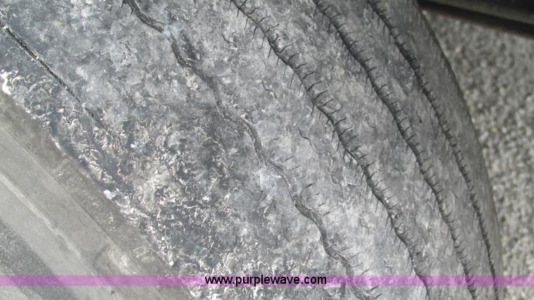 image for item J8556 2006 Freightliner Columbia  semi truck