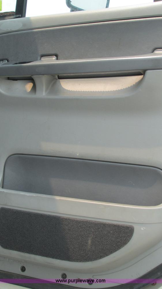 image for item J8556 2006 Freightliner Columbia  semi truck