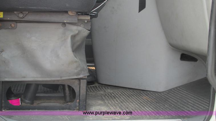 image for item J8556 2006 Freightliner Columbia  semi truck