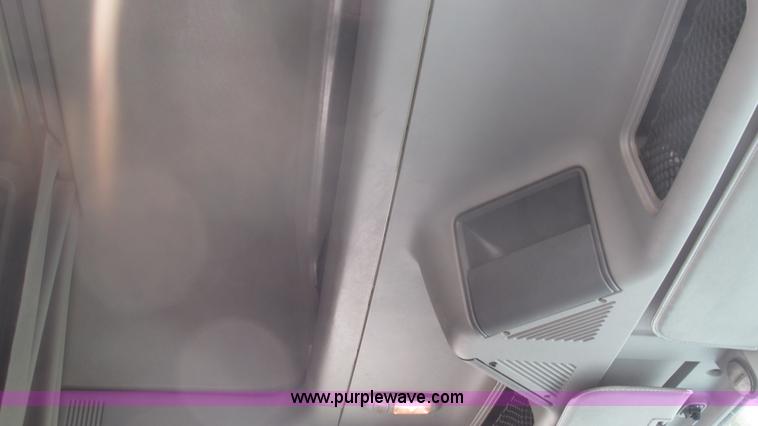 image for item J8556 2006 Freightliner Columbia  semi truck