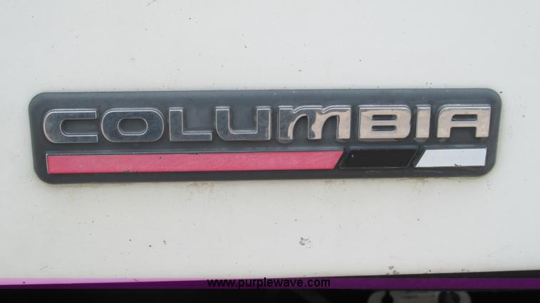 image for item J8556 2006 Freightliner Columbia  semi truck