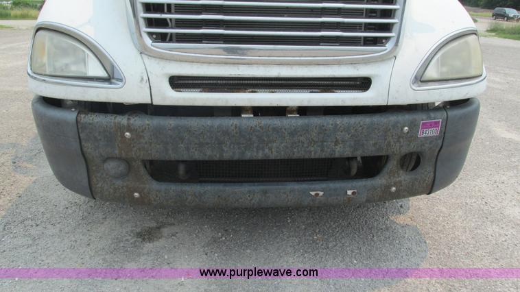 image for item J8556 2006 Freightliner Columbia  semi truck