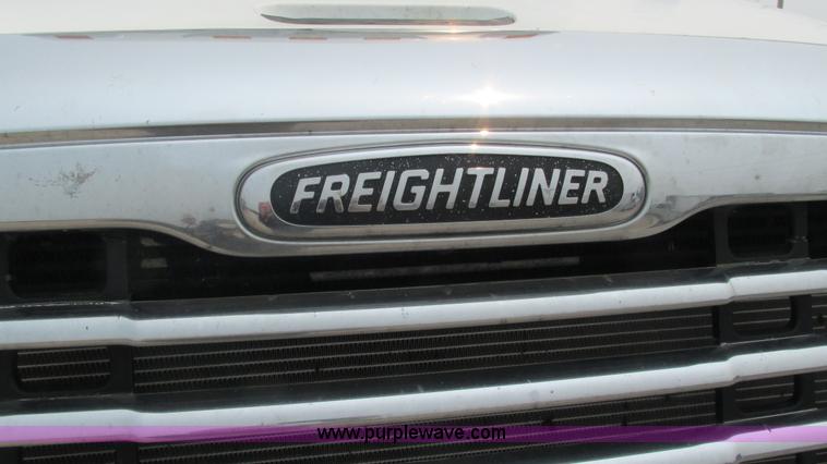 image for item J8556 2006 Freightliner Columbia  semi truck