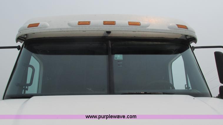 image for item J8556 2006 Freightliner Columbia  semi truck