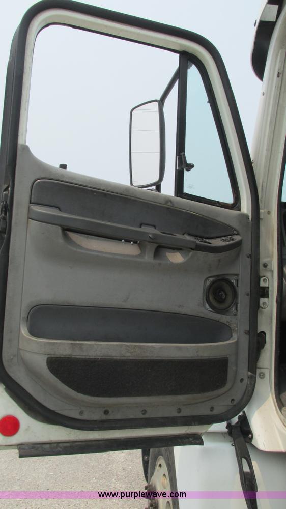image for item J8556 2006 Freightliner Columbia  semi truck