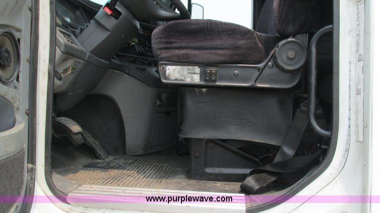 image for item J8556 2006 Freightliner Columbia  semi truck