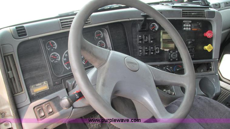 image for item J8556 2006 Freightliner Columbia  semi truck