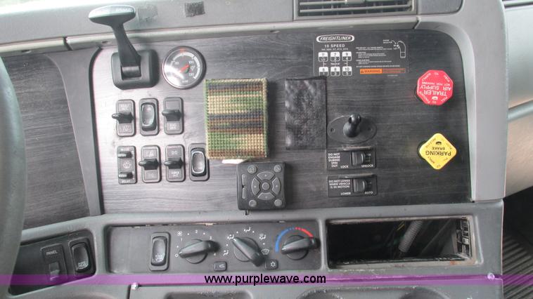 image for item J8556 2006 Freightliner Columbia  semi truck