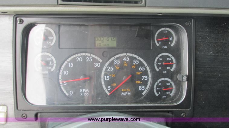 image for item J8556 2006 Freightliner Columbia  semi truck