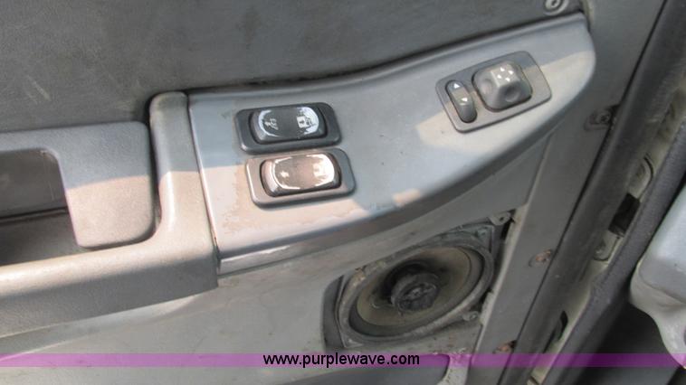 image for item J8556 2006 Freightliner Columbia  semi truck