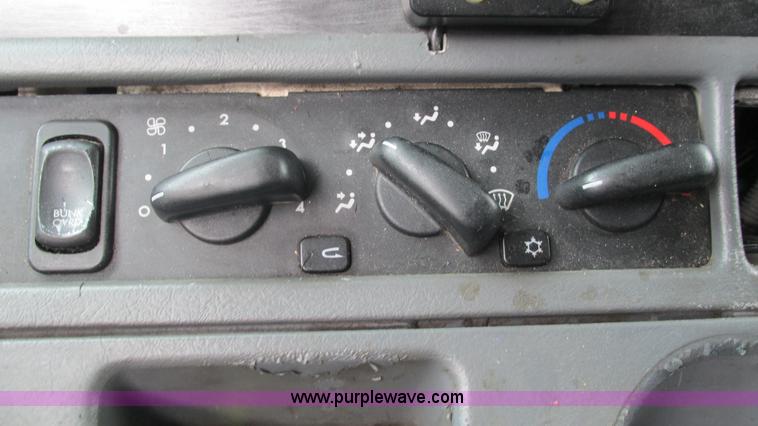 image for item J8556 2006 Freightliner Columbia  semi truck