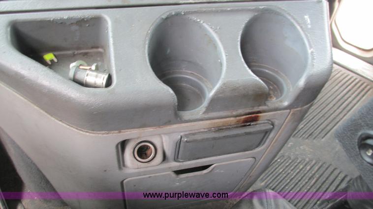 image for item J8556 2006 Freightliner Columbia  semi truck