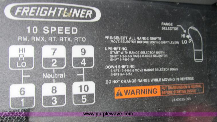 image for item J8556 2006 Freightliner Columbia  semi truck