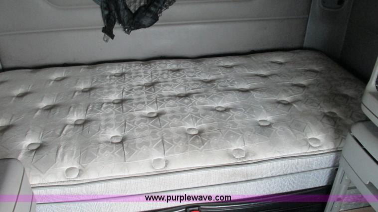 image for item J8556 2006 Freightliner Columbia  semi truck