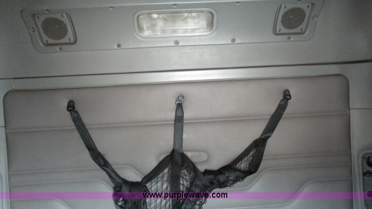 image for item J8556 2006 Freightliner Columbia  semi truck