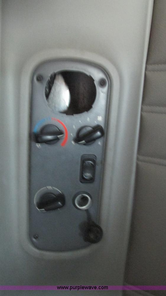 image for item J8556 2006 Freightliner Columbia  semi truck