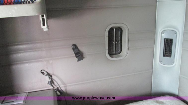 image for item J8556 2006 Freightliner Columbia  semi truck