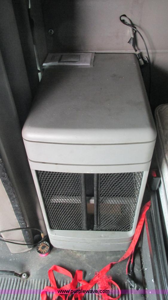 image for item J8556 2006 Freightliner Columbia  semi truck