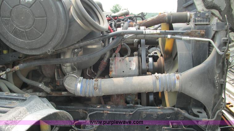 image for item J8556 2006 Freightliner Columbia  semi truck