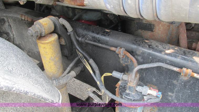 image for item J8556 2006 Freightliner Columbia  semi truck