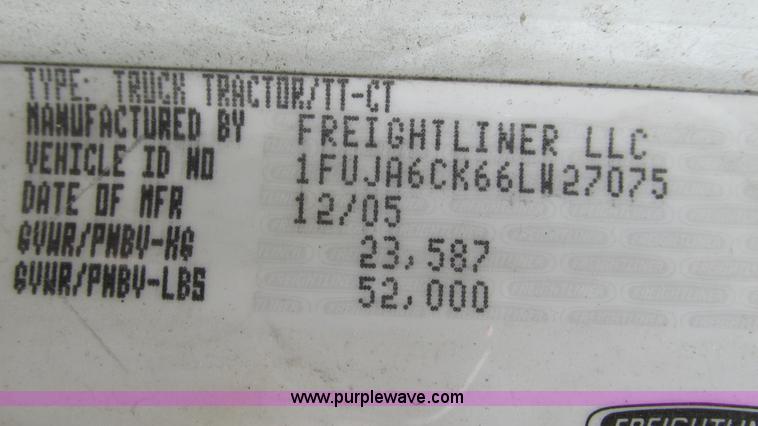 image for item J8556 2006 Freightliner Columbia  semi truck