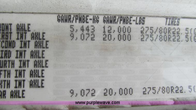 image for item J8556 2006 Freightliner Columbia  semi truck