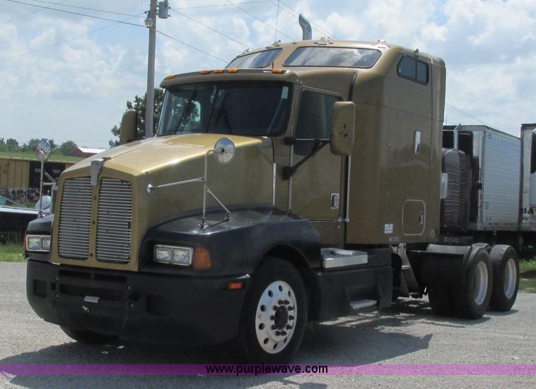 image for item J8557 1999 Kenworth T600 semi truck