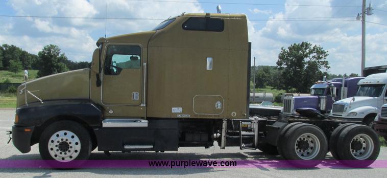 image for item J8557 1999 Kenworth T600 semi truck